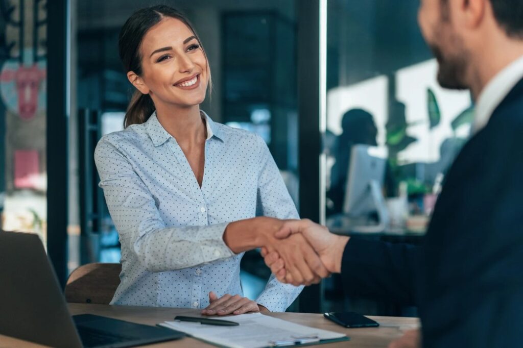 Échange professionnel illustrant une relation de confiance et de collaboration entre partenaires dans le cadre d’un projet immobilier.