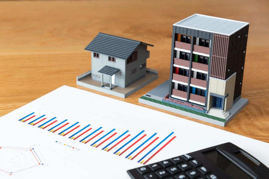Représentation de différentes approches d’investissement immobilier illustrant des projets résidentiels et multiunités, analysés selon des critères financiers et structurels.